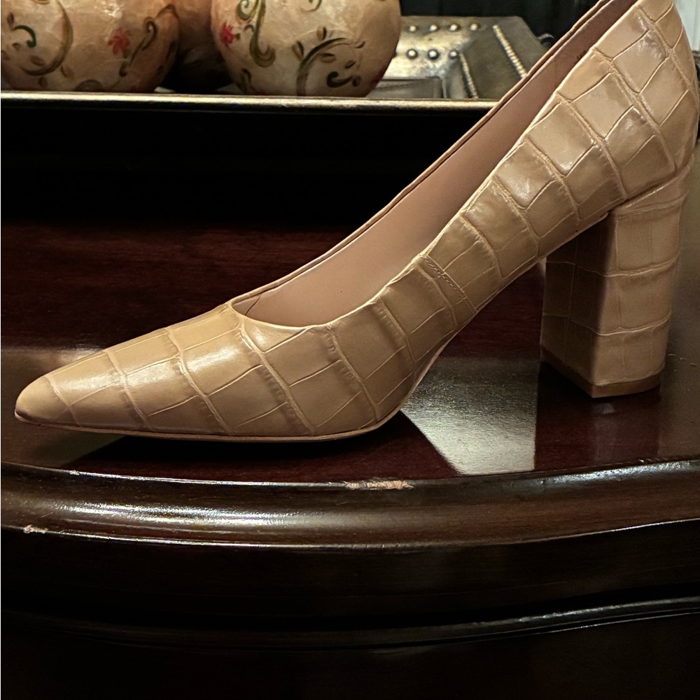 Elegant Tan Leather Croc-Embossed Women's Pointed Toe Shoes. Size 8M